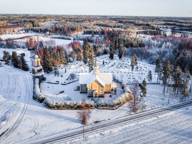 Suomenniemen kirkko talvella.