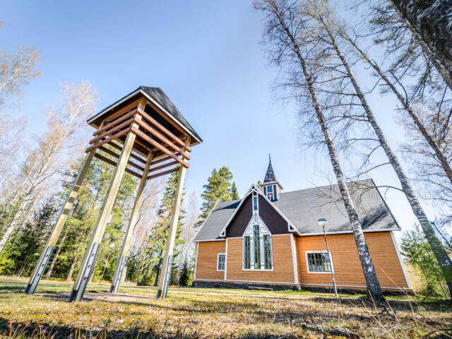 Himalansaaren kirkko ulkoa kuvattuna kesällä.