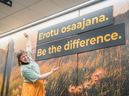 Oppilaitospastori Tuulia Pirttipuro XAMKin edessä.