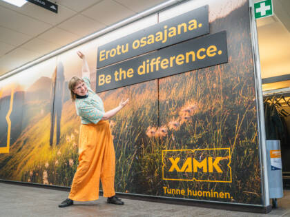Oppilaitospastori Tuulia Pirttipuro XAMKin edessä.