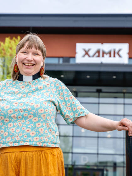 Oppilaitospastori Tuulia Pirttipuro XAMKin edessä.
