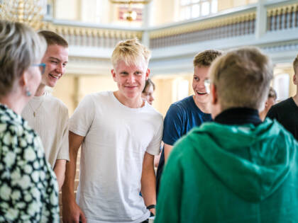 Rippikoululaiset konfirmaatioharjoituksissa Mikkelin tuomiokirkossa.