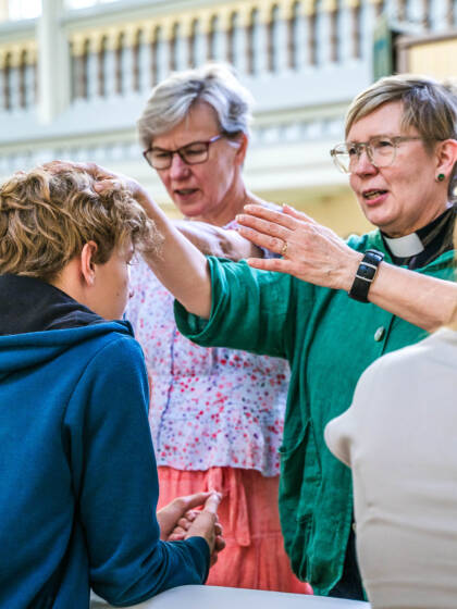 Rippikoululaiset konfirmaatioharjoituksissa Mikkelin tuomiokirkossa.