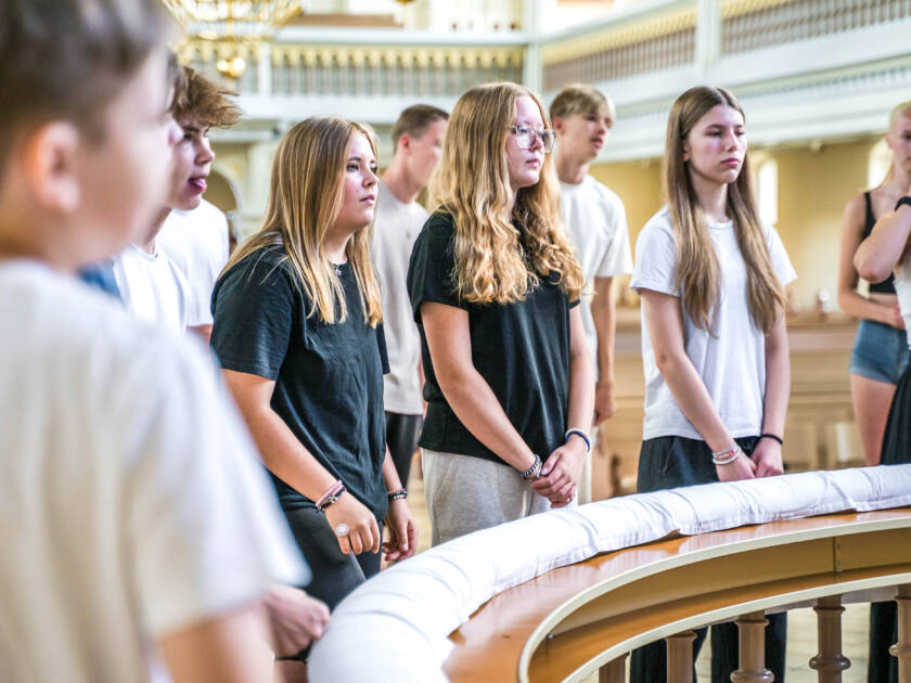 Rippikoululaiset konfirmaatioharjoituksissa Mikkelin tuomiokirkossa.