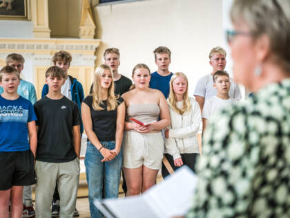 Rippikoululaiset konfirmaatioharjoituksissa Mikkelin tuomiokirkossa.