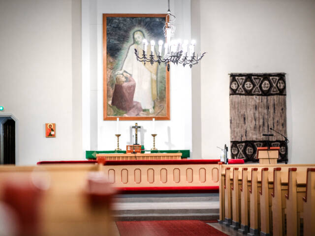 Haukivuoren kirkon kirkkosali ja alttaritaulu.