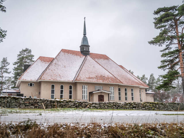 Haukivuoren kirkko ulkoa kuvattuna talvella.