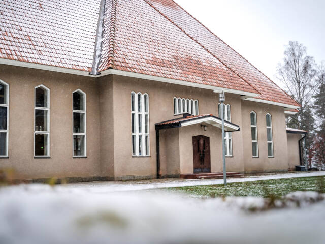 Haukivuoren kirkko ulkoa kuvattuna talvella.