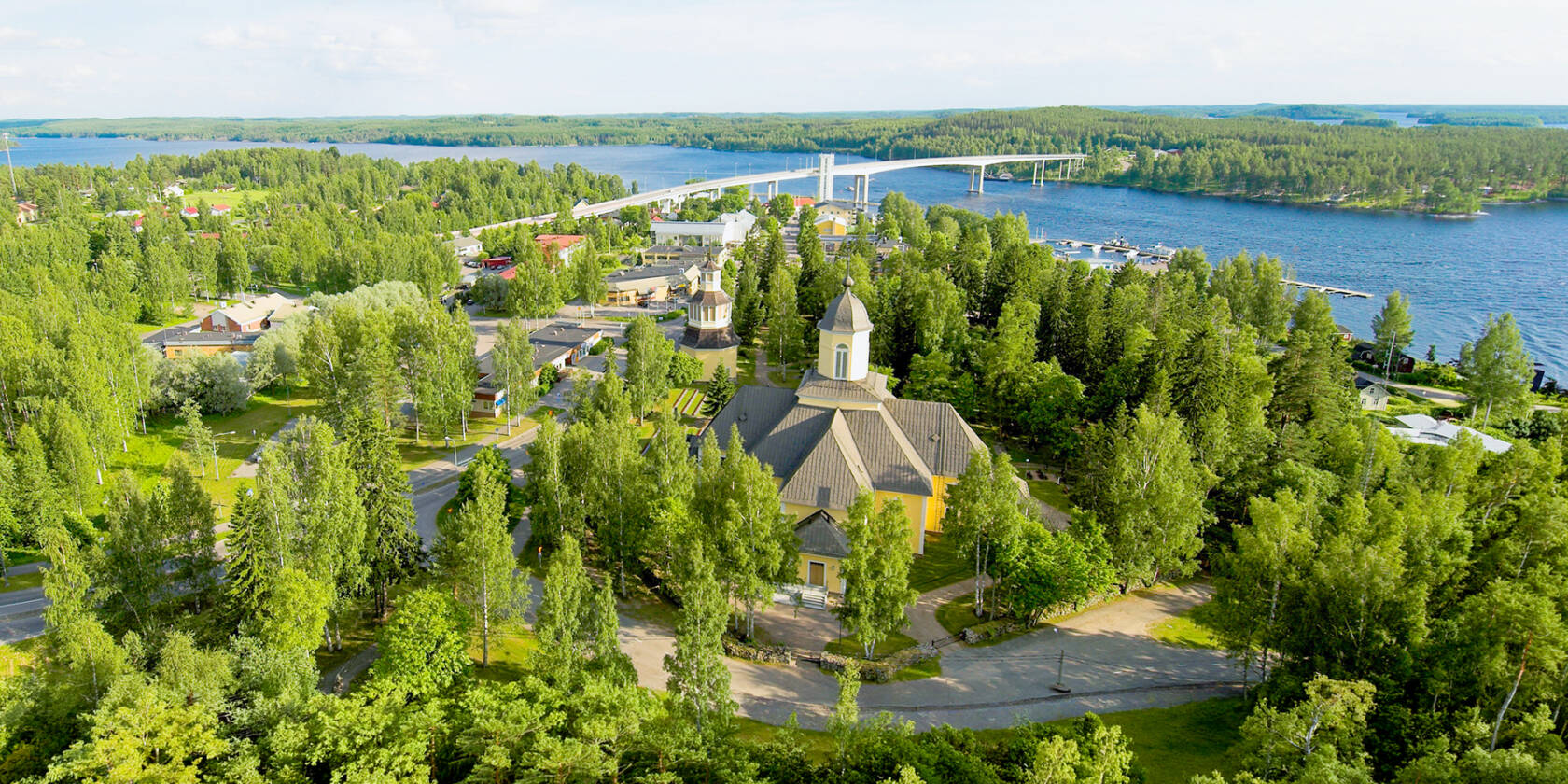 Puumalan kirkko kesällä ilmasta kuvattuna.