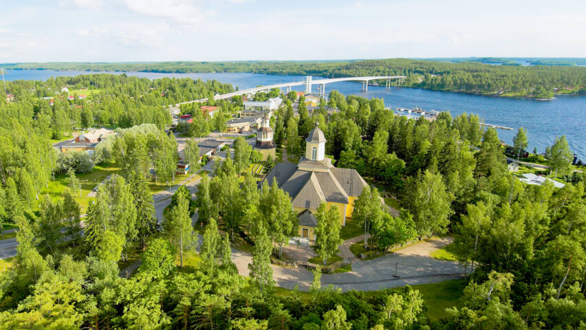 Puumalan kirkko kesällä ilmasta kuvattuna.