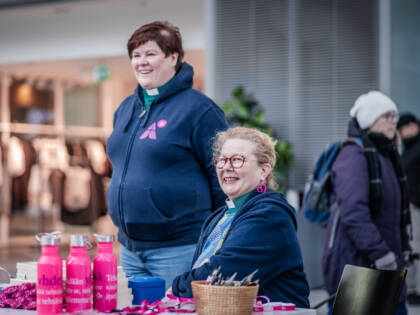 Kaksi diakonityöntekijää Yhteisvastuukeräyksen tapahtumassa.