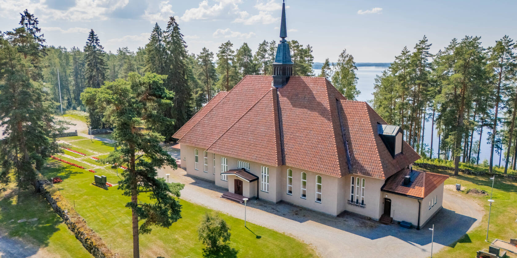 Haukivuoren kirkko kesällä ilmasta kuvattuna.