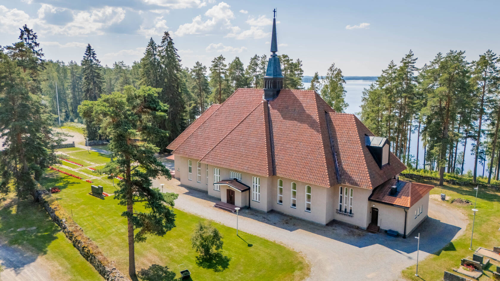 Haukivuoren kirkko kesällä ilmasta kuvattuna.