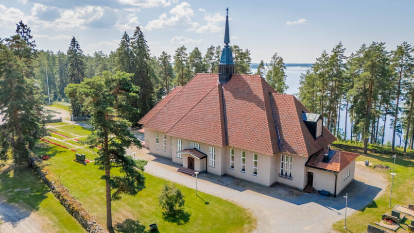 Haukivuoren kirkko kesällä ilmasta kuvattuna.