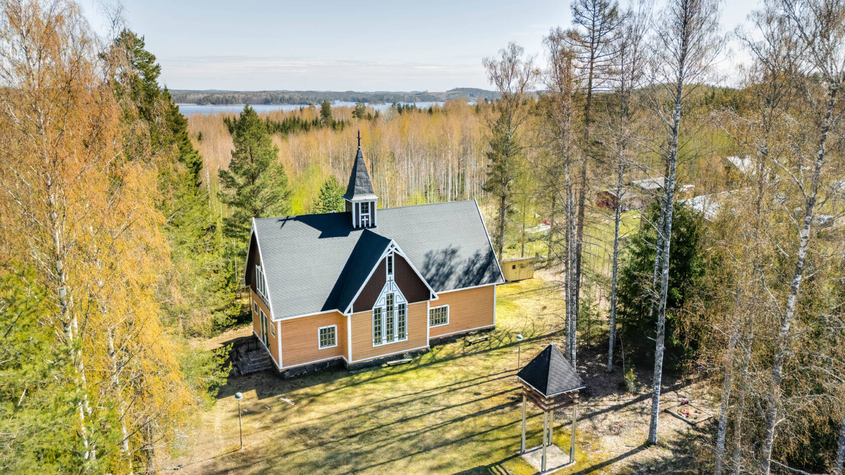 Himalansaaren kirkko ulkoa kuvattuna kesällä.