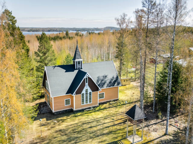 Himalansaaren kirkko ulkoa kuvattuna kesällä.