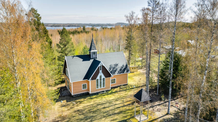 Himalansaaren kirkko ulkoa kuvattuna kesällä.