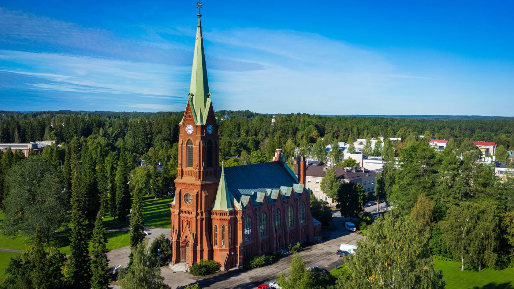 Mikkelin tuomiokirkko ilmasta kuvattuna kesällä.