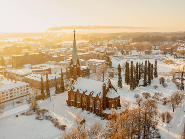 Mikkelin tuomiokirkko ilmasta kuvattuna talvella.