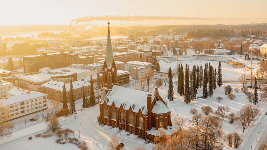 Mikkelin tuomiokirkko ilmasta kuvattuna talvella.