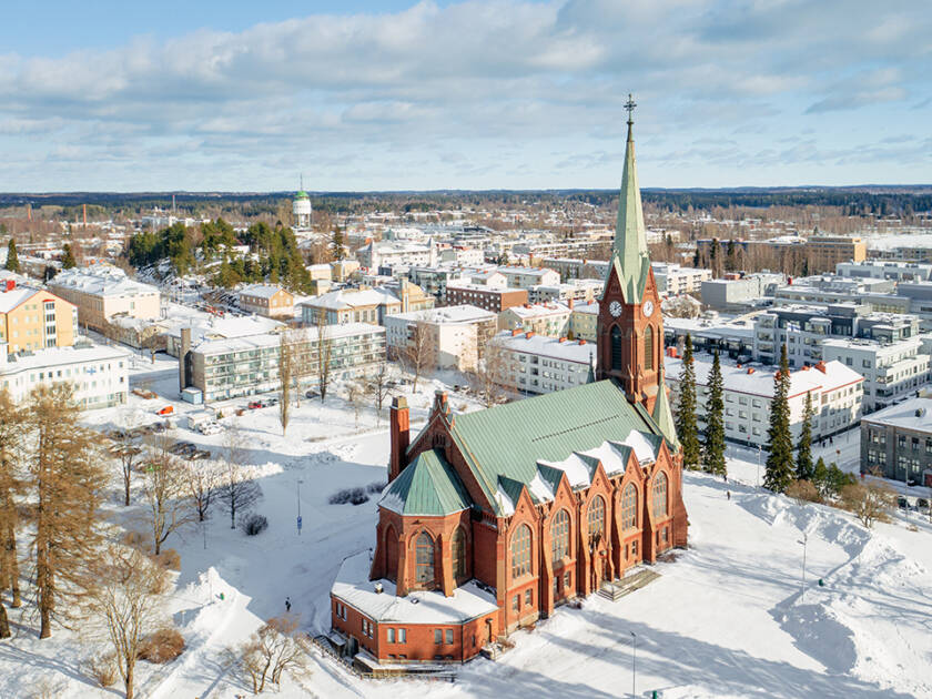 Mikkelin tuomiokirkko ilmasta kuvattuna talvella.