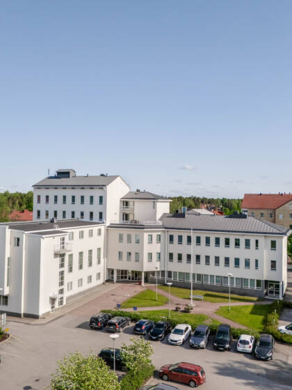 Mikkelin seurakuntakeskus ilmasta kuvattuna kesällä.