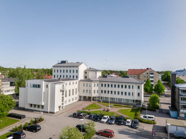 Mikkelin seurakuntakeskus ilmasta kuvattuna kesällä.