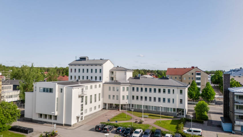 Mikkelin seurakuntakeskus ilmasta kuvattuna kesällä.