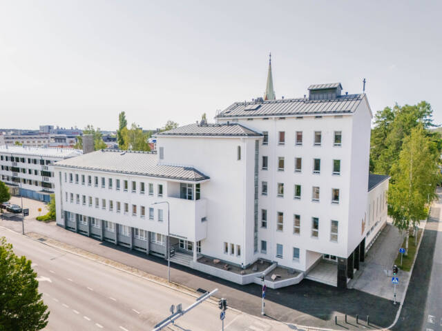 Mikkelin seurakuntakeskus ilmasta kuvattuna kesällä.
