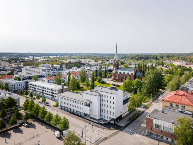 Mikkelin seurakuntakeskus ja tuomiokirkko ilmasta kuvattuna kesällä.