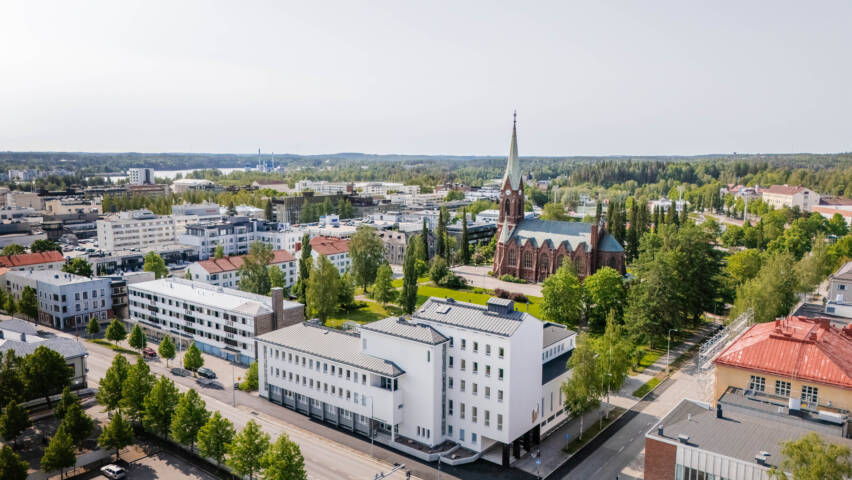 Mikkelin seurakuntakeskus ja tuomiokirkko ilmasta kuvattuna kesällä.