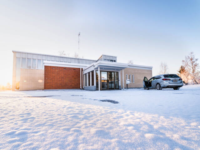 Suomenniemen seurakuntakoti talvella.
