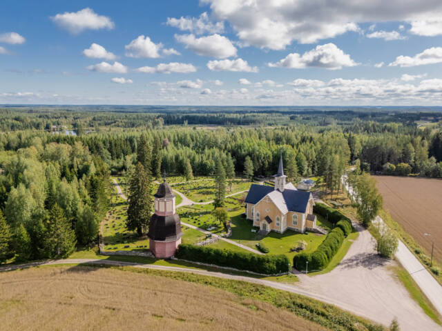Suomenniemen kirkko kesällä.
