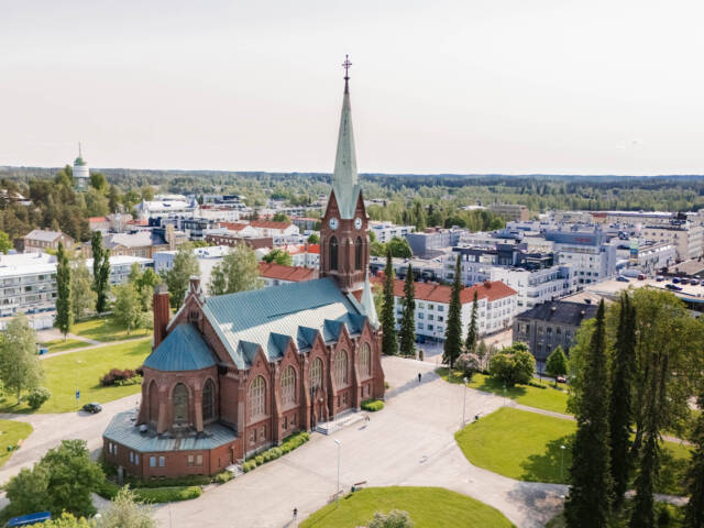 Mikkelin tuomiokirkko ilmasta kuvattuna kesällä.
