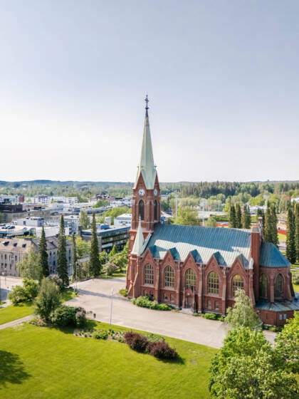 Mikkelin tuomiokirkko ilmasta kuvattuna kesällä.