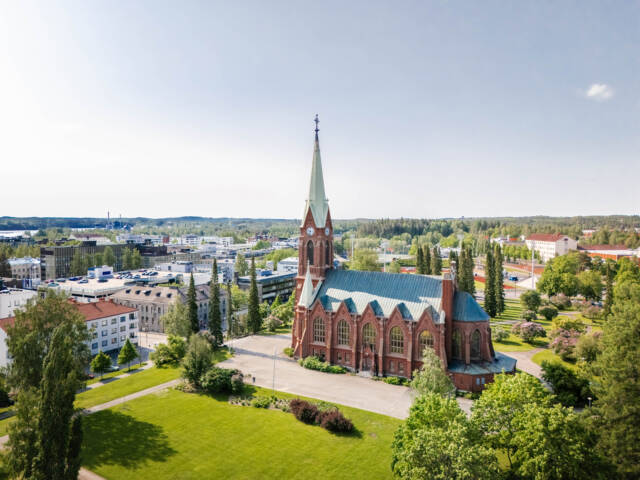 Mikkelin tuomiokirkko ilmasta kuvattuna kesällä.