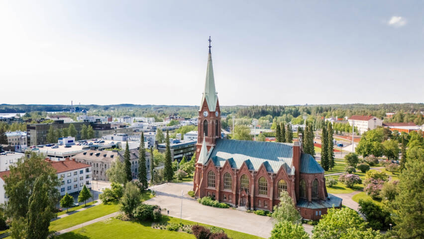 Mikkelin tuomiokirkko ilmasta kuvattuna kesällä.