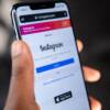 Puhelin, jonka ruudulla auki Instagramin kirjautusmisikkuna.