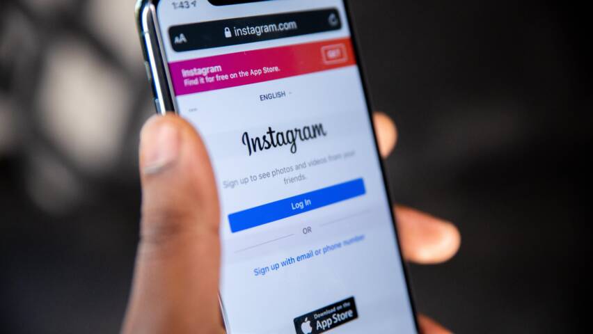 Puhelin, jonka ruudulla auki Instagramin kirjautusmisikkuna.