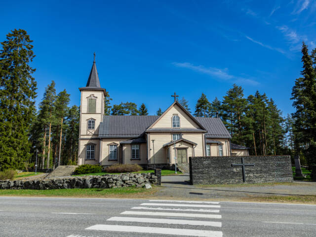 Anttolan kirkko kesällä ulkoa kuvattuna.