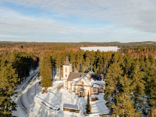 Anttolan kirkko ilmasta kuvattuna.