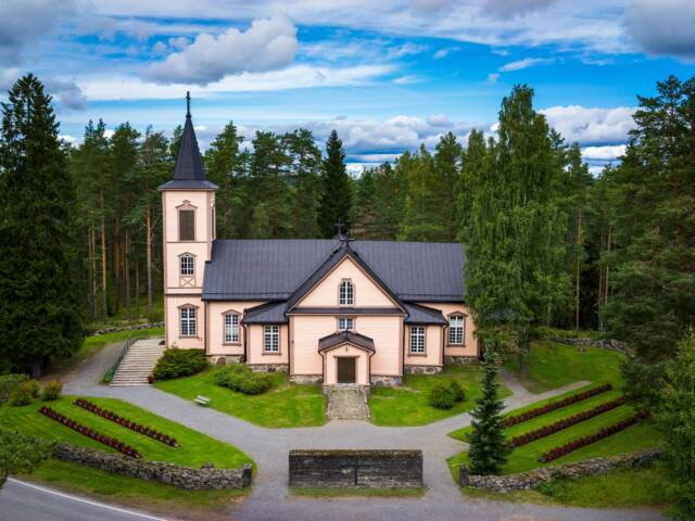 Anttolan kirkko ilmasta kuvattuna.