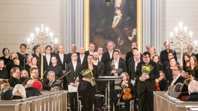 Kuoro Pitäjänkirkon alttarialueella.