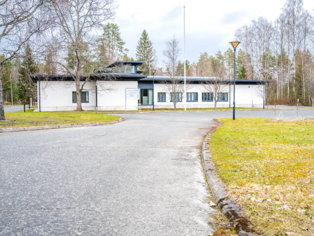 Ristiinan seurakuntakeskus ulkoa kuvattuna.