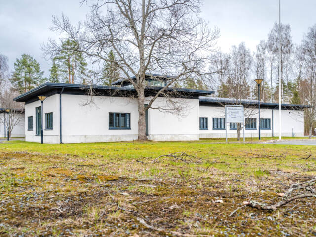 Ristiinan seurakuntakeskus ulkoa kuvattuna.