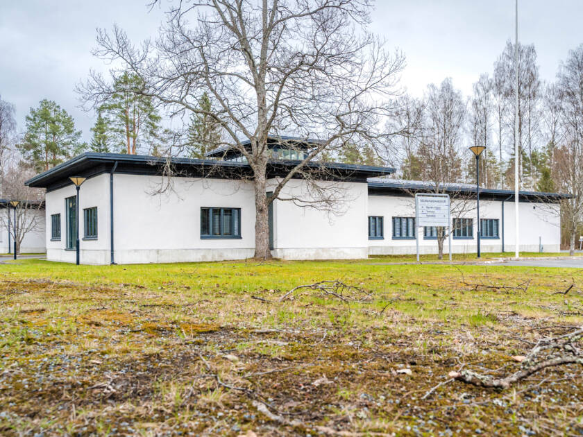 Ristiinan seurakuntakeskus ulkoa kuvattuna.