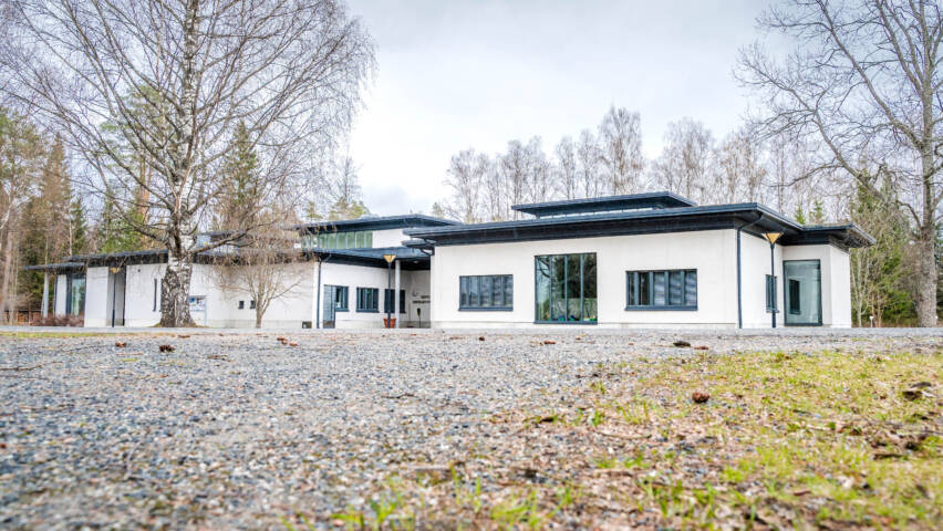 Ristiinan seurakuntakeskus ulkoa kuvattuna.