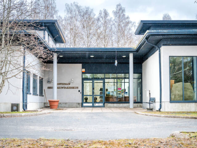 Ristiinan seurakuntakeskus ulkoa kuvattuna.