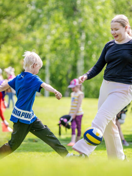 Lapsia kesäleirillä Kirkonmäen seurakuntatalolla.
