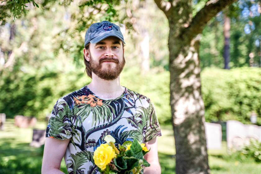 Työntekijä hautausmaalla.